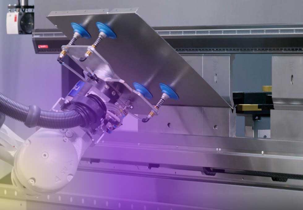 Gekantetes Blechteil nach dem Abkanten auf der Abkantpresse von Laserteile Online