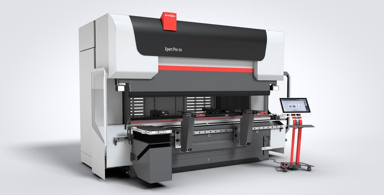 Bystronic Xpert Abkantpresse mit 150 Tonnen Presskraft beim Biegen eines Blechteils